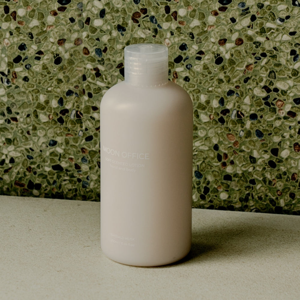 MOONOFFICEEmeraldMuskHand_BodyLotion250ml-1